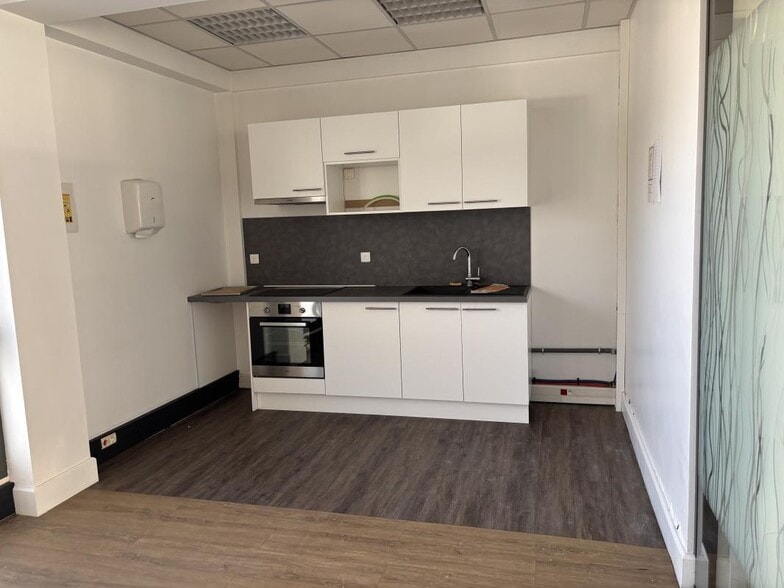 Office in Colombes to rent - Interior Photo - Image 2 of 4