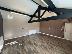 327 Swinton Hall Rd, Manchester to rent Interior Photo- Image 2 of 7
