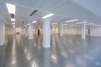 12-18 Grosvenor Gdns, London to rent Interior Photo- Image 2 of 6