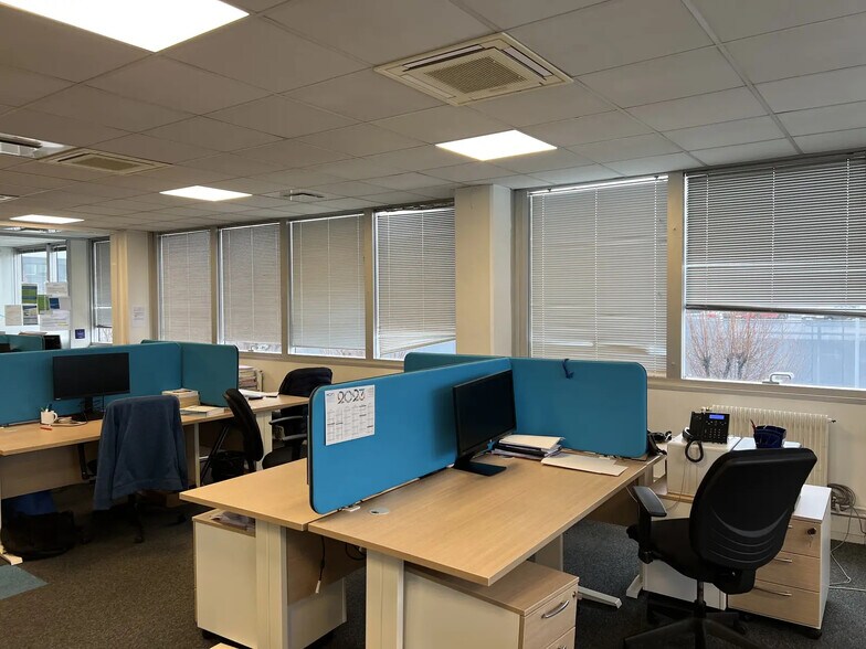 Light Industrial in Gennevilliers to rent - Interior Photo - Image 3 of 7