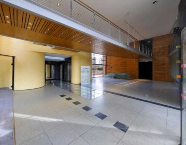 Office in Ivry-sur-Seine to rent - Lobby - Image 2 of 20