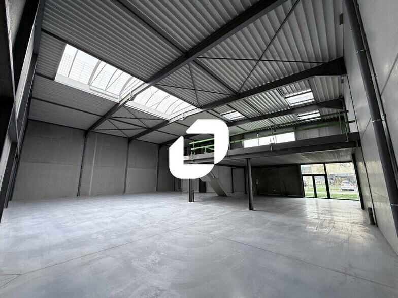 Light Industrial in Le Mesnil-Amelot to rent - Interior Photo - Image 1 of 28