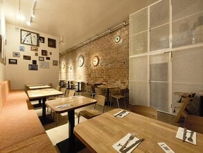 Retail in Barcelona, Barcelona to rent Interior Photo- Image 2 of 20