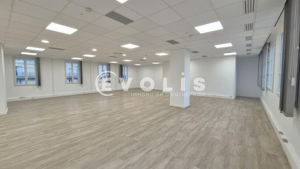 Office in Chessy to rent - Interior Photo - Image 1 of 15