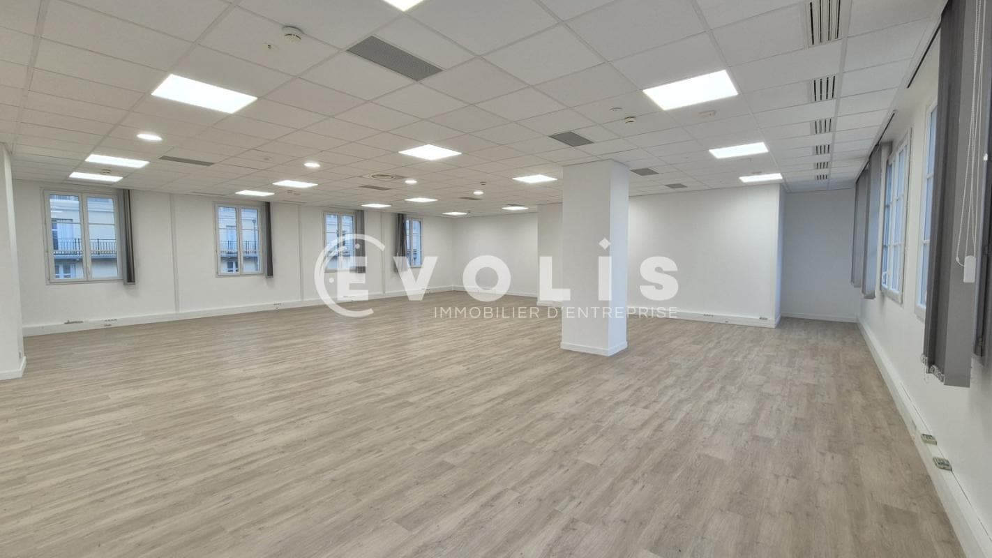 Office in Chessy to rent Interior Photo- Image 1 of 16
