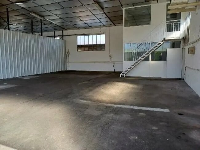 Location Local d'activités 150 m²