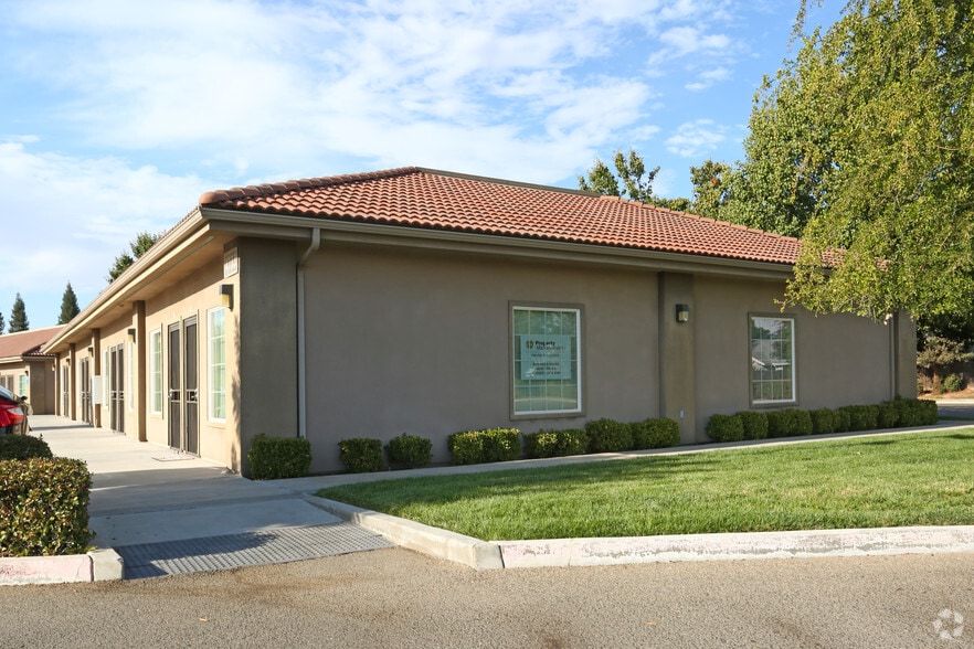 4733 W Spruce Ave, Fresno, CA for rent - Building Photo - Image 3 of 5