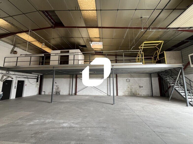 Light Industrial in Vaulx-en-Velin to rent - Interior Photo - Image 3 of 10