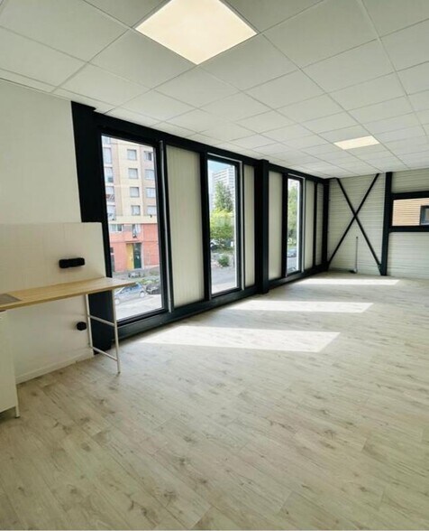 Industrial in Bagnolet to rent - Building Photo - Image 2 of 6
