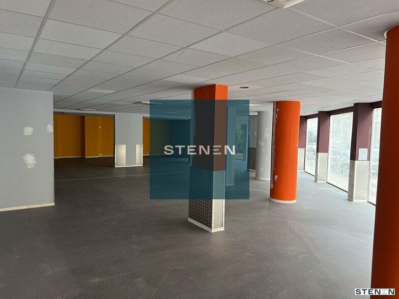 Industrial in Marseille to rent - Building Photo - Image 1 of 5