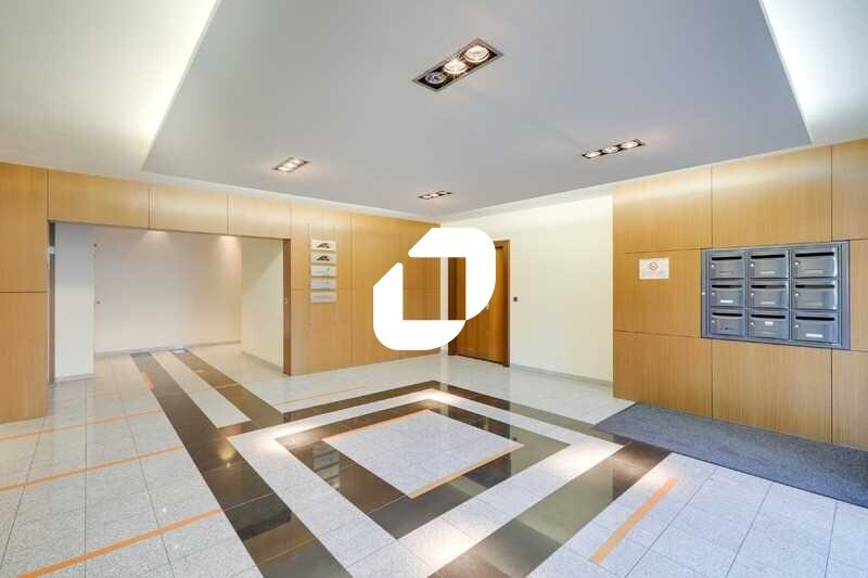 Office in Les Ulis to rent - Lobby - Image 2 of 13