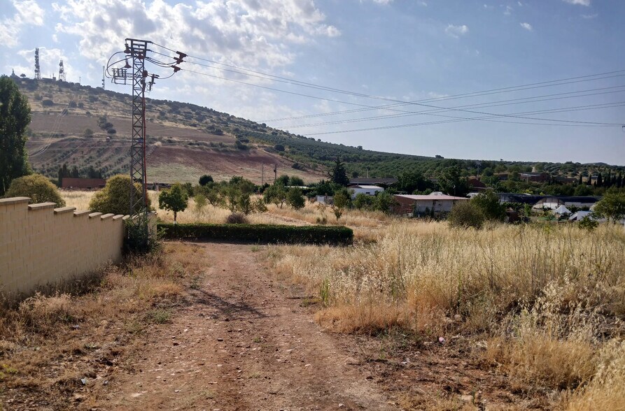 Avenida de Castilla la Mancha, 11, Los Navalmorales, Toledo for sale - Building Photo - Image 2 of 7