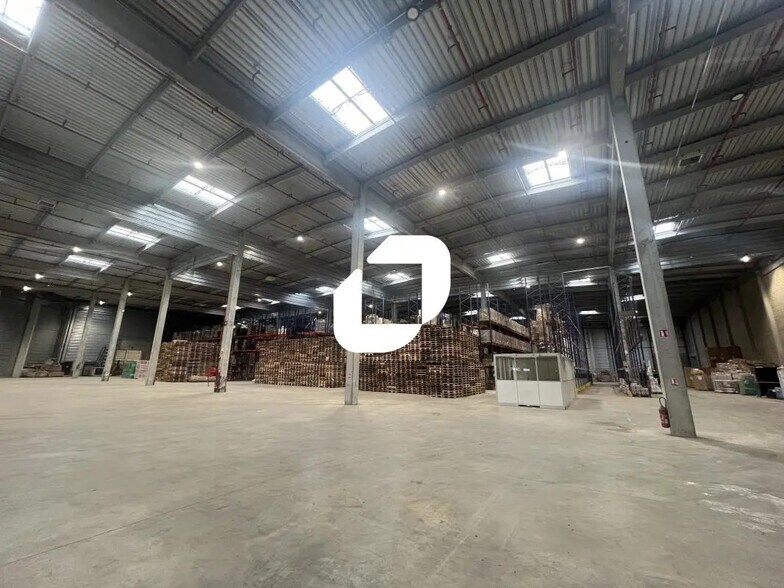 9 Boulevard De L'Europe, Combs-la-Ville to rent - Building Photo - Image 2 of 10