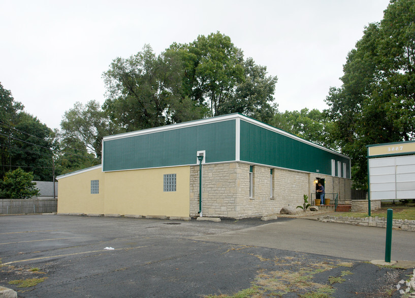 3887 Indianola Ave, Columbus, OH for sale - Primary Photo - Image 1 of 1