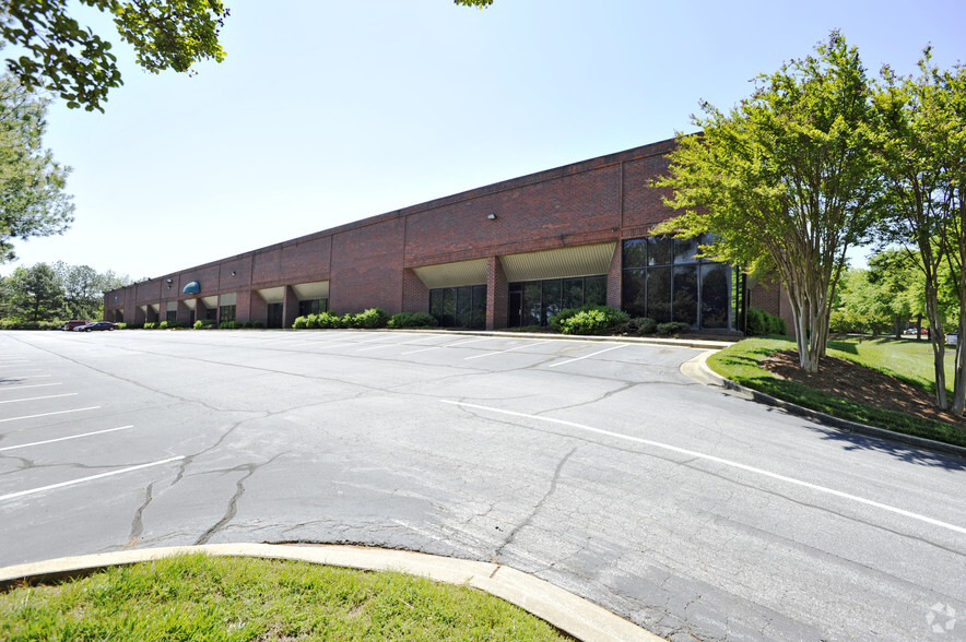 3715 Atlanta Industrial Pky N, Atlanta, GA for rent - Primary Photo - Image 1 of 8