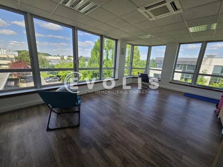 Office in Les Ulis to rent - Interior Photo - Image 2 of 8