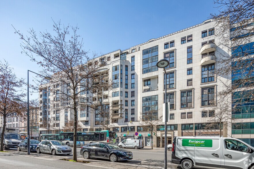 Office in Le Kremlin-Bicêtre to rent - Building Photo - Image 2 of 3