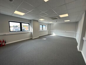 Central Ave, West Molesey to rent Interior Photo- Image 2 of 4