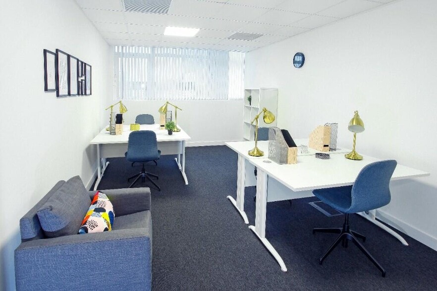 121 Brooker Rd, Waltham Abbey to rent - Interior Photo - Image 3 of 124