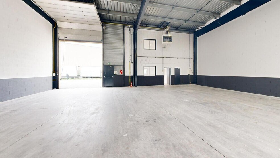 Industrial in Bezons to rent - Building Photo - Image 3 of 11
