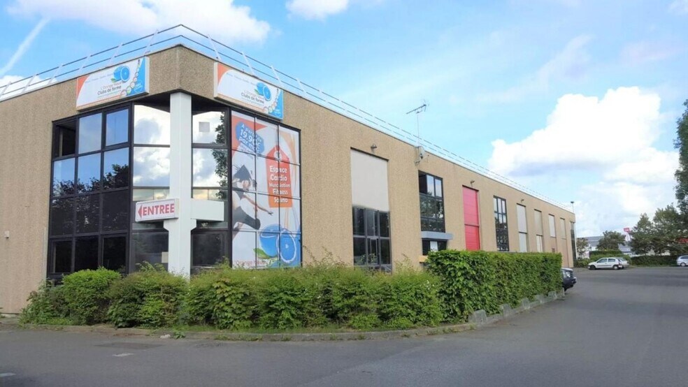 Light Industrial in Coignières to rent - Building Photo - Image 1 of 9