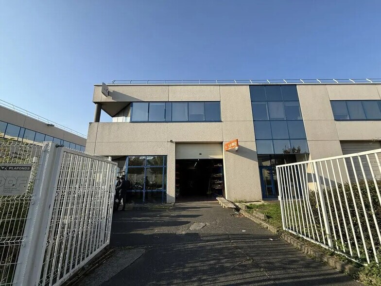 Light Industrial in Gennevilliers to rent - Building Photo - Image 1 of 5