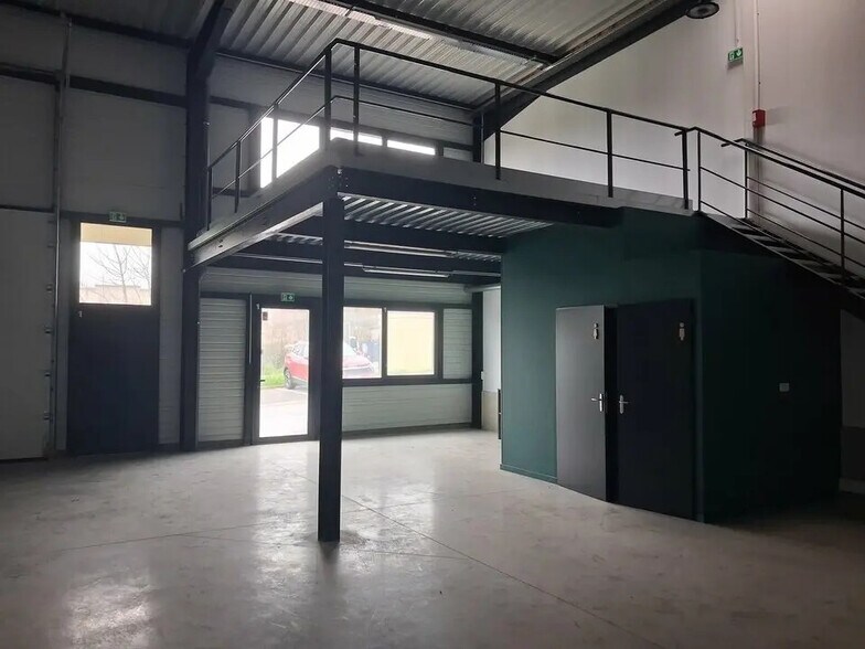 Light Industrial in Frans to rent - Interior Photo - Image 2 of 4