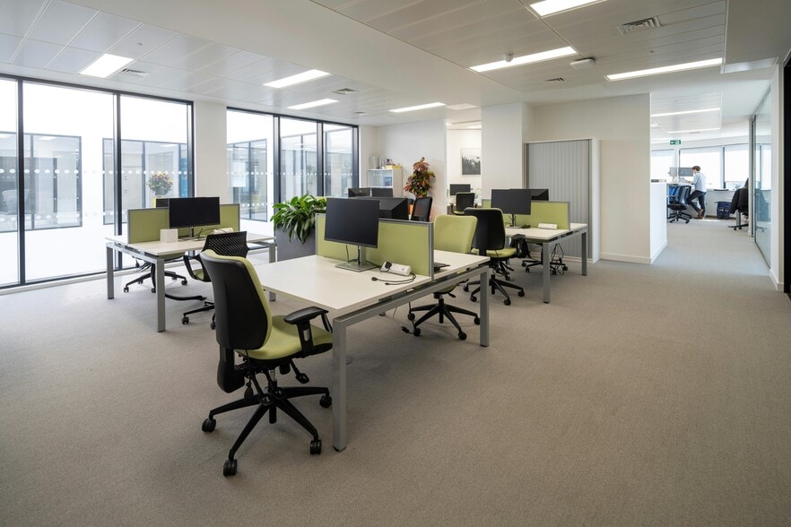 58 Wood Ln, London to rent - Building Photo - Image 3 of 22