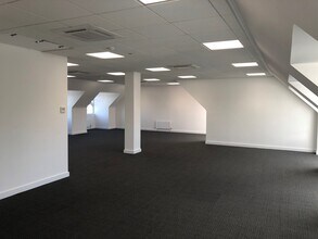 39-41 The Parade, Claygate to rent Interior Photo- Image 1 of 2