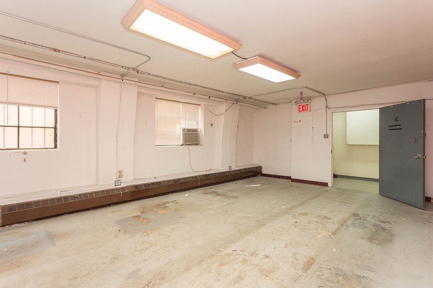 2029 38th St, Astoria, NY for rent - Building Photo - Image 3 of 9