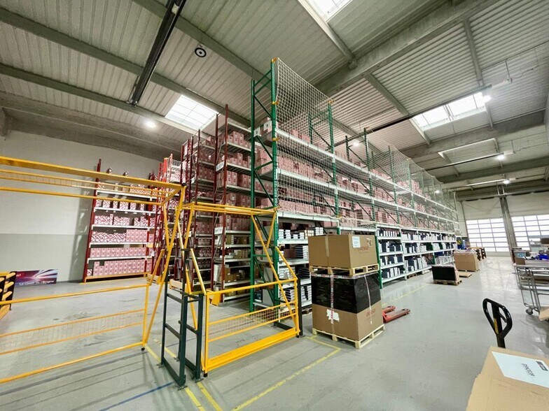 Light Industrial in Gennevilliers to rent - Building Photo - Image 2 of 12