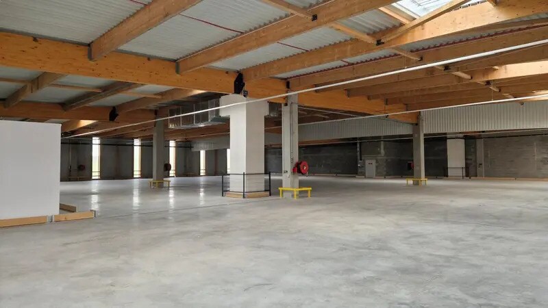 Industrial in Lyon to rent - Interior Photo - Image 3 of 18