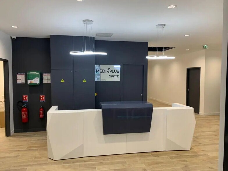 Office in Colombes to rent - Lobby - Image 3 of 7