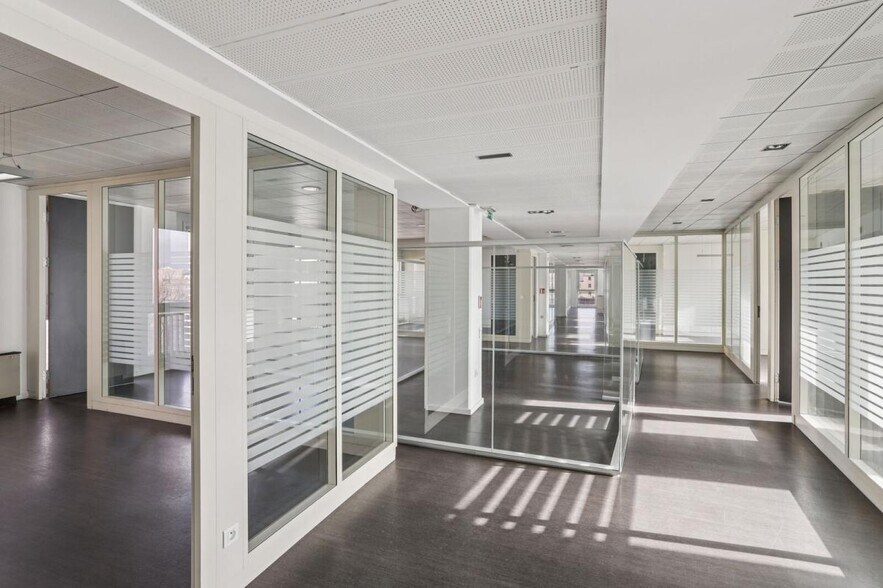 50 Cours De La République, Villeurbanne to rent - Building Photo - Image 2 of 8