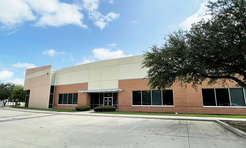 5450 Stratum Dr, Fort Worth, TX to rent - Building Photo - Image 2 of 7