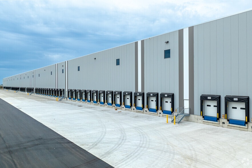 541 Kipling Av, Toronto, ON to rent - Building Photo - Image 2 of 5