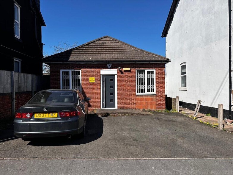 39 Highfield Rd, Halesowen for sale - Primary Photo - Image 1 of 1