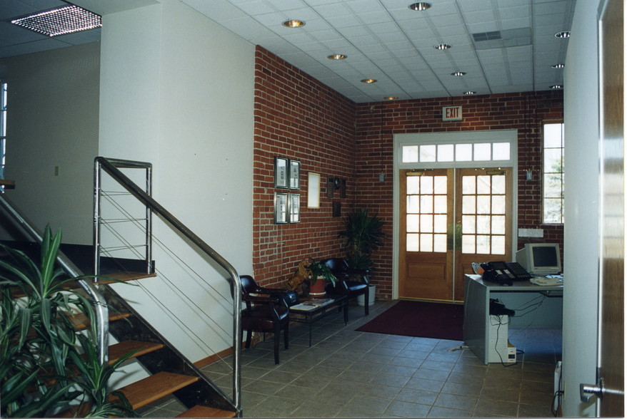 7137 Old Easton Rd, Pipersville, PA for rent - Lobby - Image 2 of 5