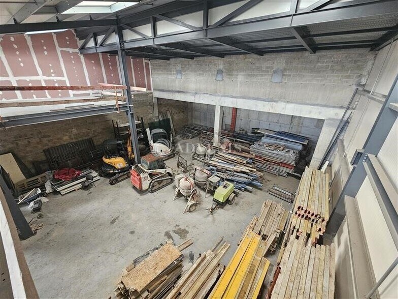 Light Industrial in Montfermeil to rent - Interior Photo - Image 2 of 9