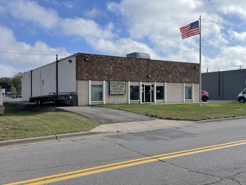 8465 NE Center Dr, Minneapolis, MN for rent - Building Photo - Image 1 of 4