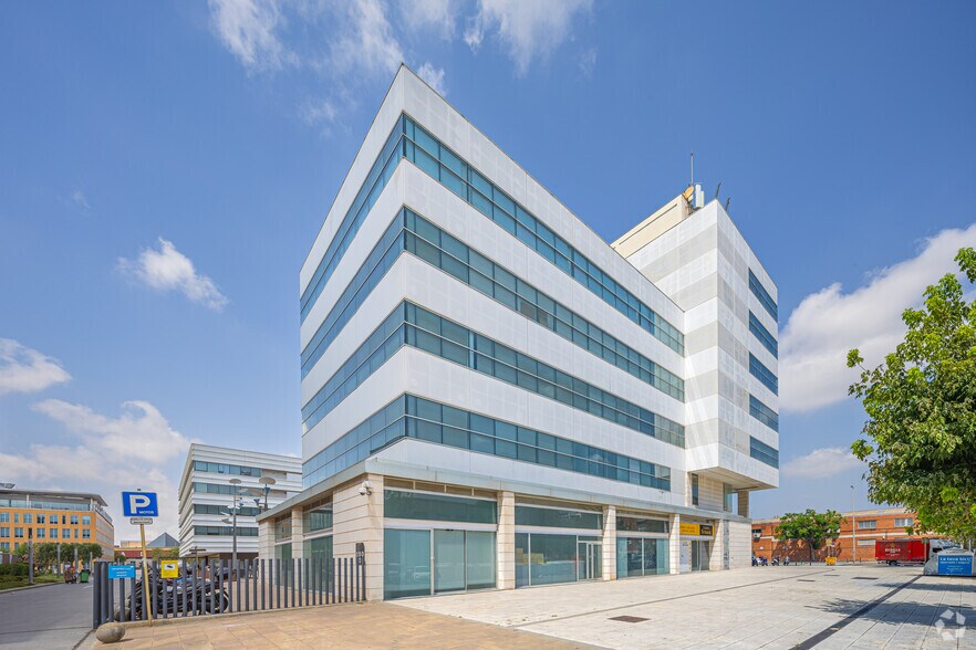Carrer de Tirso de Molina, 3, Cornellà de Llobregat, Barcelona to rent - Building Photo - Image 2 of 4