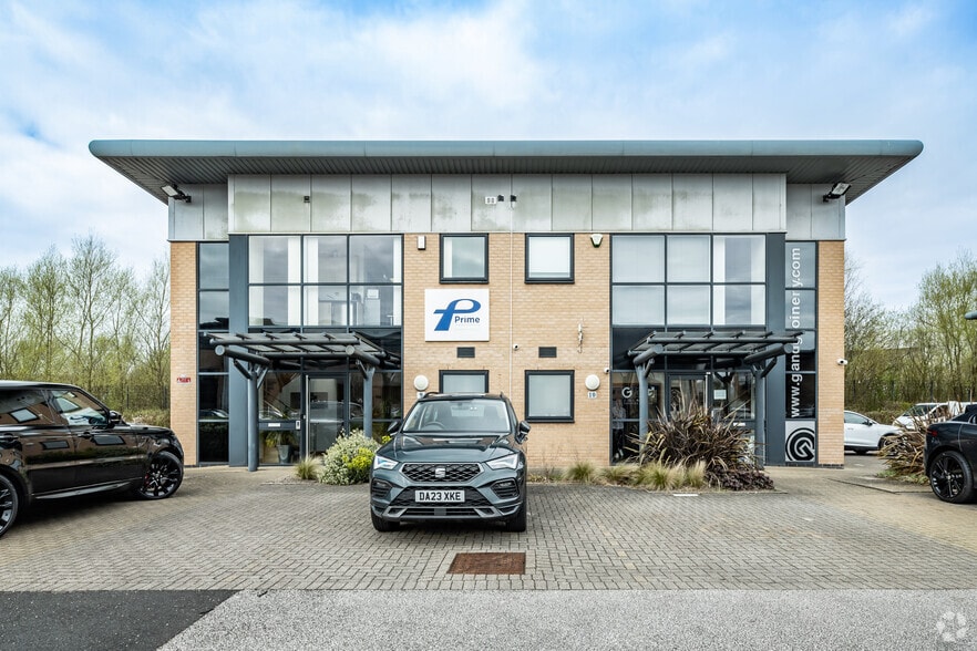 Hurricane Ct, Liverpool to rent - Primary Photo - Image 1 of 6