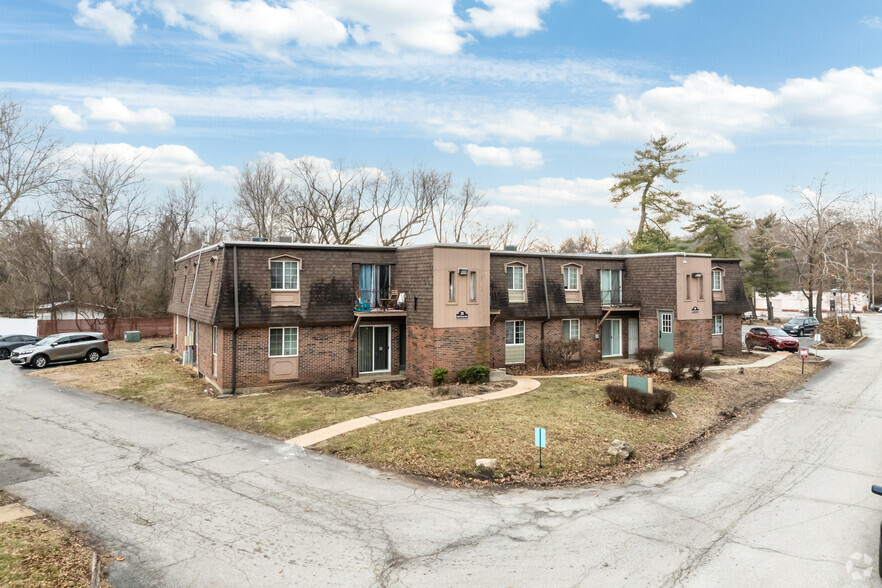 26 Arbor Village Ct, Ferguson, MO for sale - Building Photo - Image 1 of 1