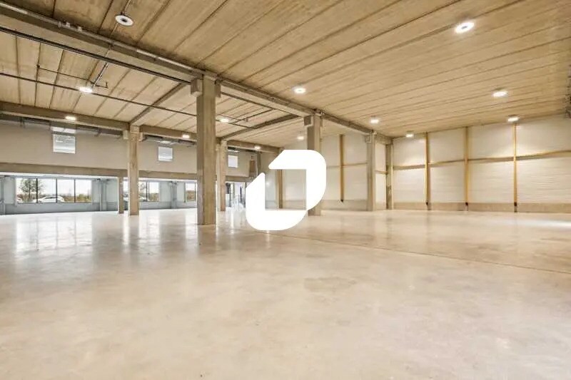 Light Industrial in Tremblay-en-France to rent Building Photo- Image 1 of 31