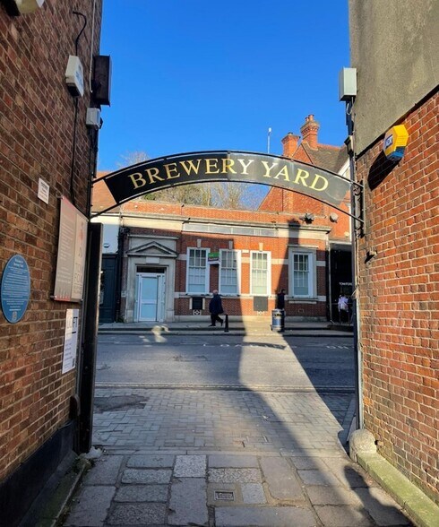 18 High St, Reigate to rent - Building Photo - Image 2 of 2