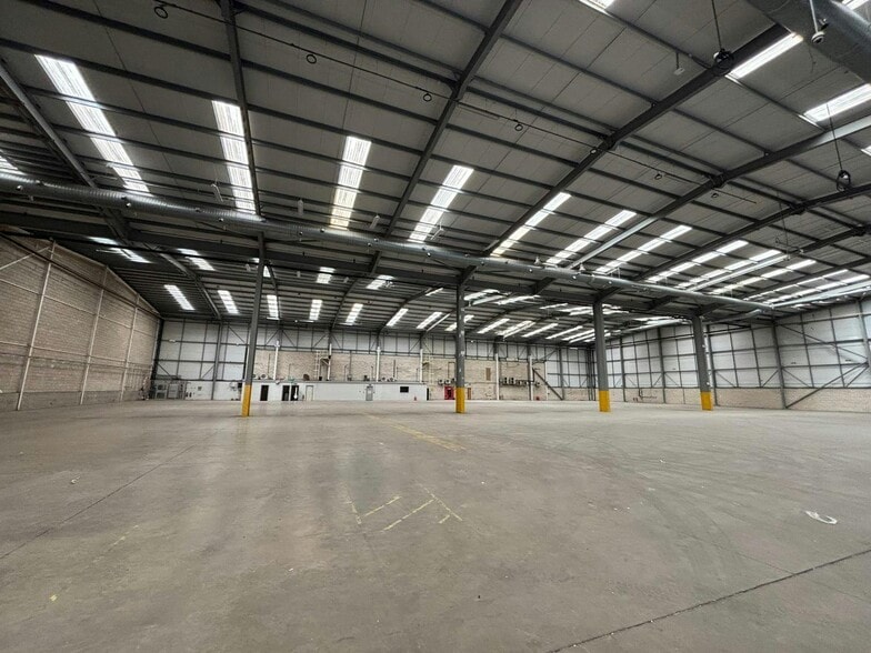 Brudenell Dr, Milton Keynes to rent - Building Photo - Image 3 of 8