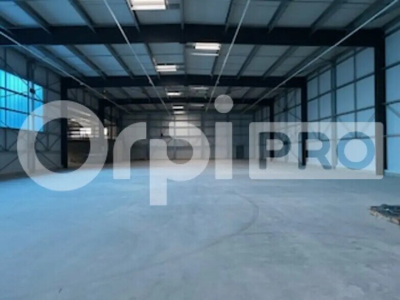 Light Industrial in Fareins to rent - Interior Photo - Image 3 of 9