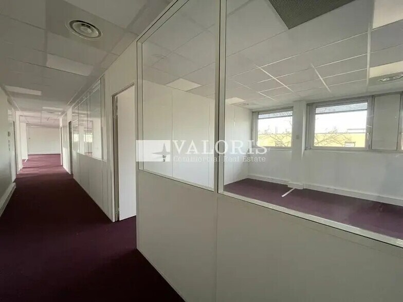 7 Rue Maryse Bastié, Bron to rent - Interior Photo - Image 2 of 6