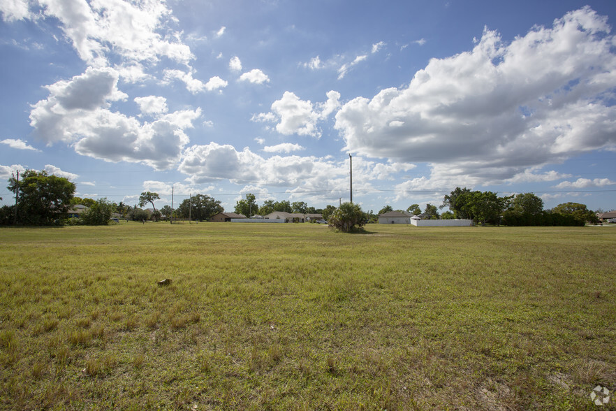 1712 Skyline Blvd, Cape Coral, FL for sale - Primary Photo - Image 1 of 2