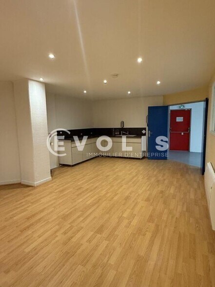 Light Industrial in Vitry-sur-Seine to rent - Building Photo - Image 3 of 7